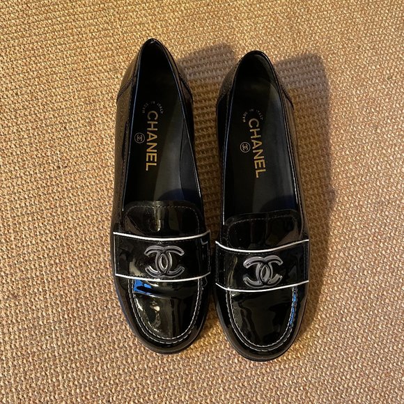 ULTRA RARE Chanel 2019 Interlocking CC Logo Loafers. Fits like 8.5. - Picture 2 of 6